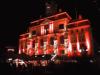 Whrend des Lneburger Weihnachtsmarktes wird das historische Rathaus wechselnd farbig angeleuchtet.