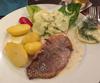 Rotbarschfilet an Gurkensalat und Salzkartoffeln