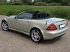 32 AMG ohne Modellbezeichnung in Designo Silber mit 18 Zoll AMG Rädern.
32 AMG ohne Modellbezeichnung in Designo Silber mit 18 Zoll AMG Rädern.
