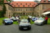 Spontan ergab sich die Gelegenheit ein schönes Gruppenfoto vor historischer Kulisse zu machen. Der Lokalreporter machte es möglich. Zuerst war die Idee, die drei unterschiedlichen Baureihen zu zeigen - dann kamen doch alle auf's Foto. Das Bild wird dann auch in der regionalen Presse zu finden sein. Spontan ergab sich die Gelegenheit ein schönes Gruppenfoto vor historischer Kulisse zu machen. Der Lokalreporter machte es möglich. Zuerst war die Idee, die drei unterschiedlichen Baureihen zu zeigen - dann kamen doch alle auf's Foto. Das Bild wird dann auch in der regionalen Presse zu finden sein.