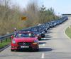 Warten auf die Einfahrt zum Parkplatz am Flughafen und Museum